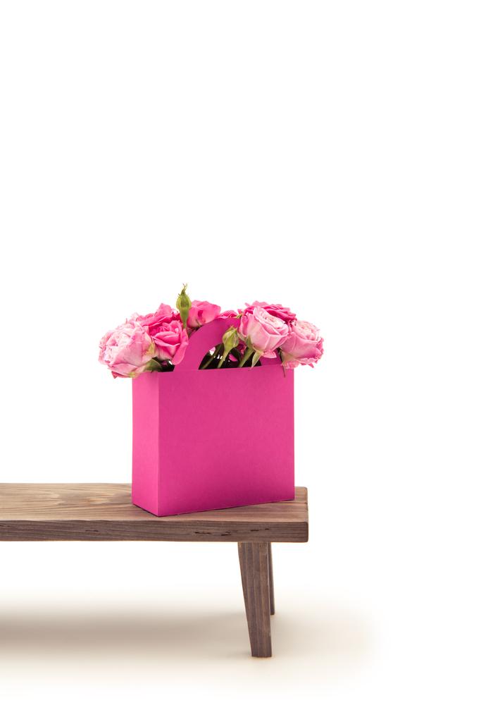Růže v papírové krabičce na lavičce - Fotografie, Obrázek