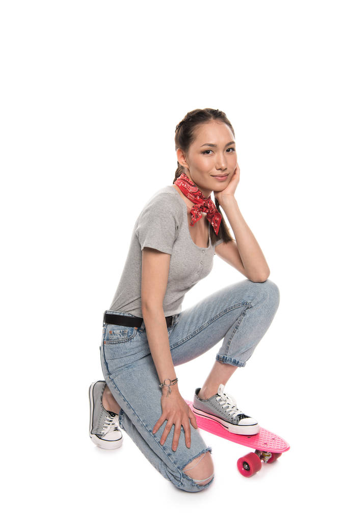 Donna asiatica con skateboard
  - Foto, immagini
