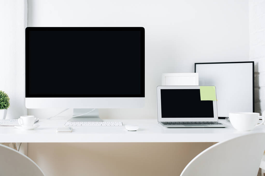 Valkoinen suunnittelija työpöydän pc ja kannettava tietokone
  - Valokuva, kuva