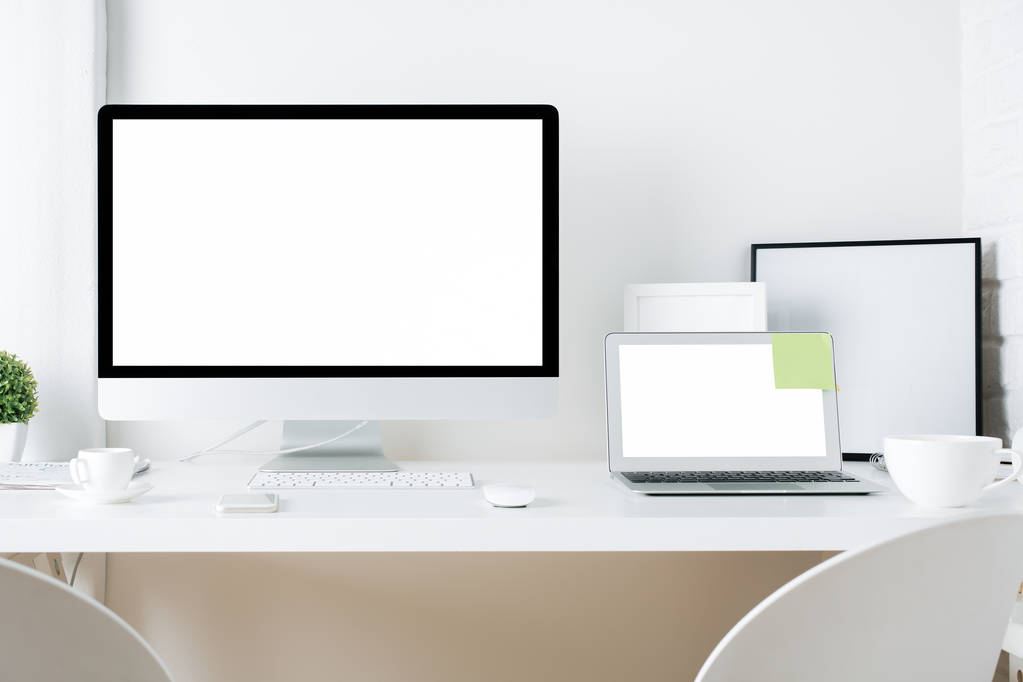Bílý designový stolní s počítačem a notebookem  - Fotografie, Obrázek