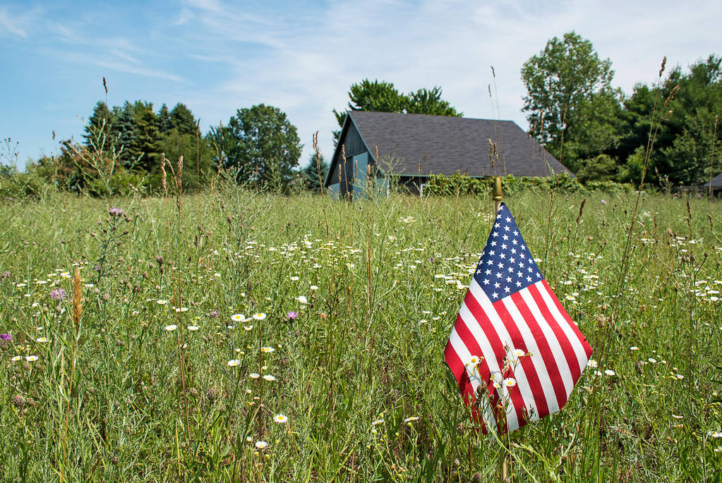 農村フィールドでアメリカの国旗 - 写真・画像