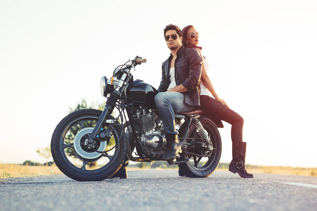 Seksikäs pari moottoripyöräilijät vintage custom moottoripyörä
 - Valokuva, kuva
