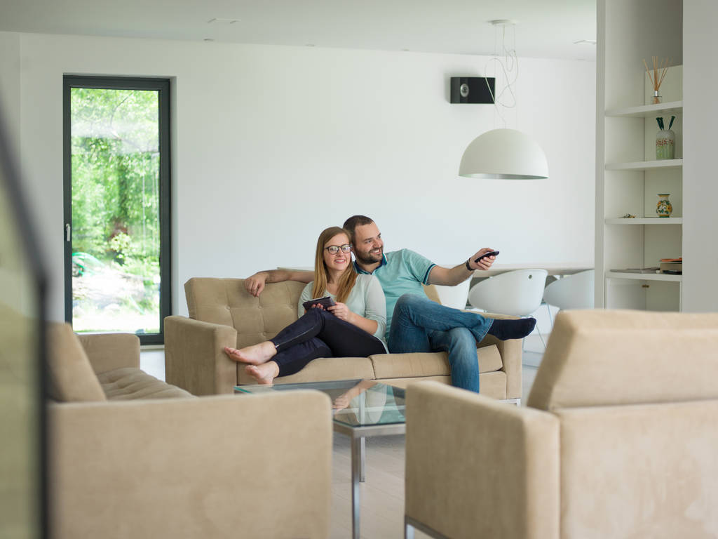 casal relaxa na sala de estar
 - Foto, Imagem
