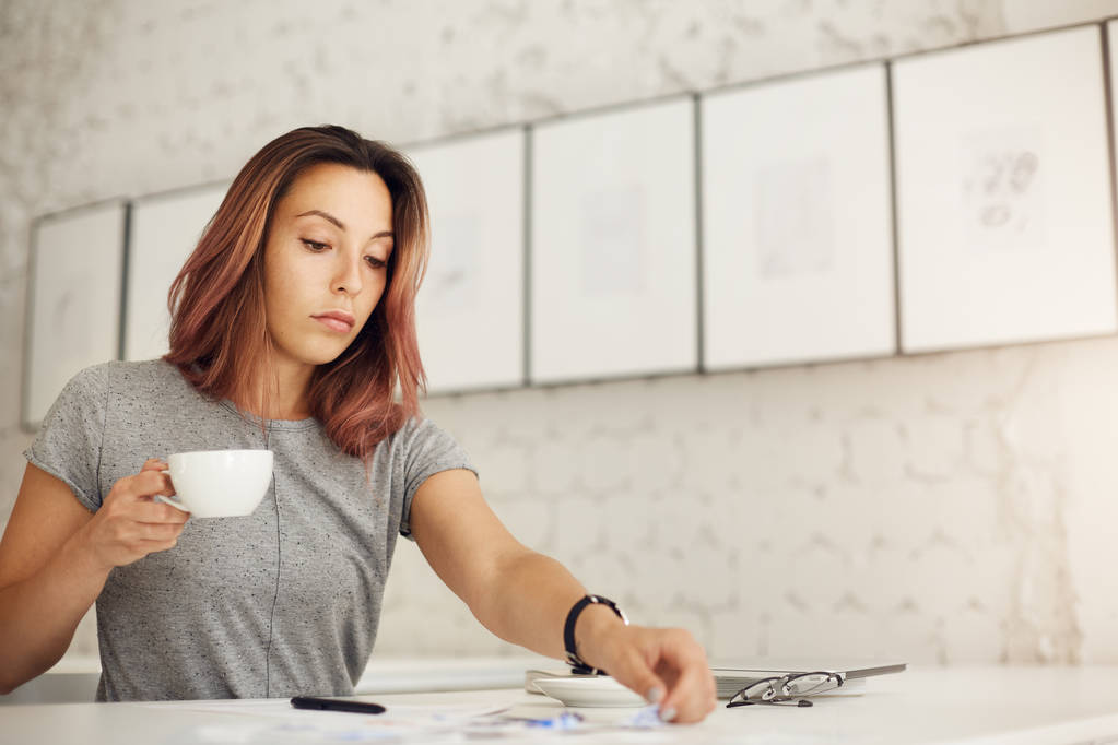 Kreativní pracovník dělá svou denní práci pití kávy odpočinuli od její ohromující online život. - Fotografie, Obrázek