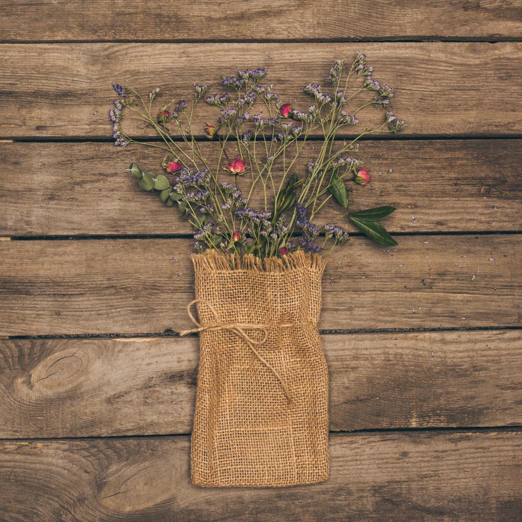 Trockene Blumen im Sacksack - Foto, Bild