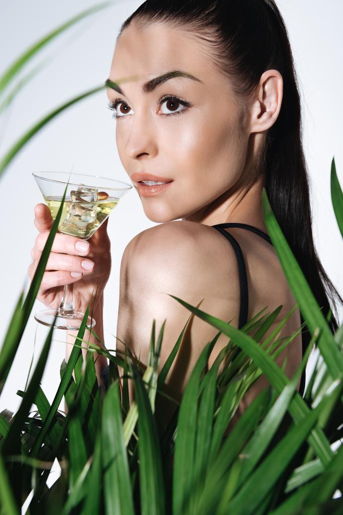 Mulher beber cocktail
 - Foto, Imagem