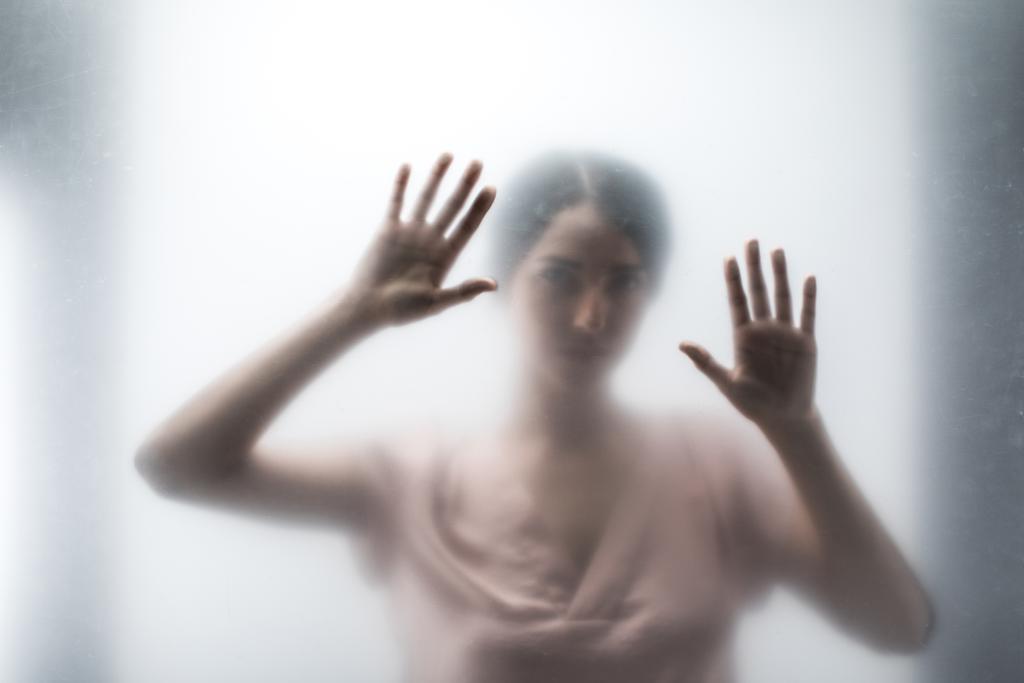 Silhouette einer Frau hinter dem Glas - Foto, Bild