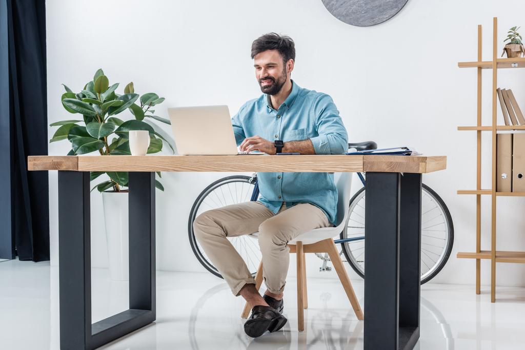 biznesmen z laptopa w miejscu pracy - Zdjęcie, obraz