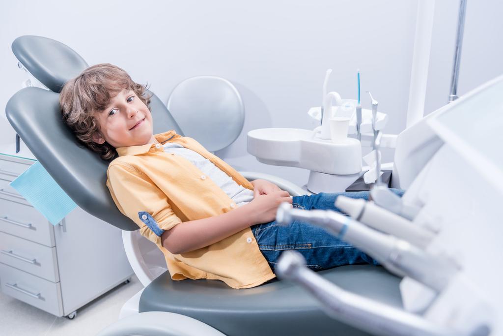 Junge sitzt im Zahnarztstuhl - Foto, Bild