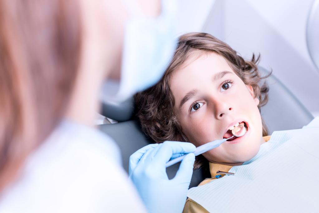 Tandarts onderzoekt patiënten tanden - Foto, afbeelding