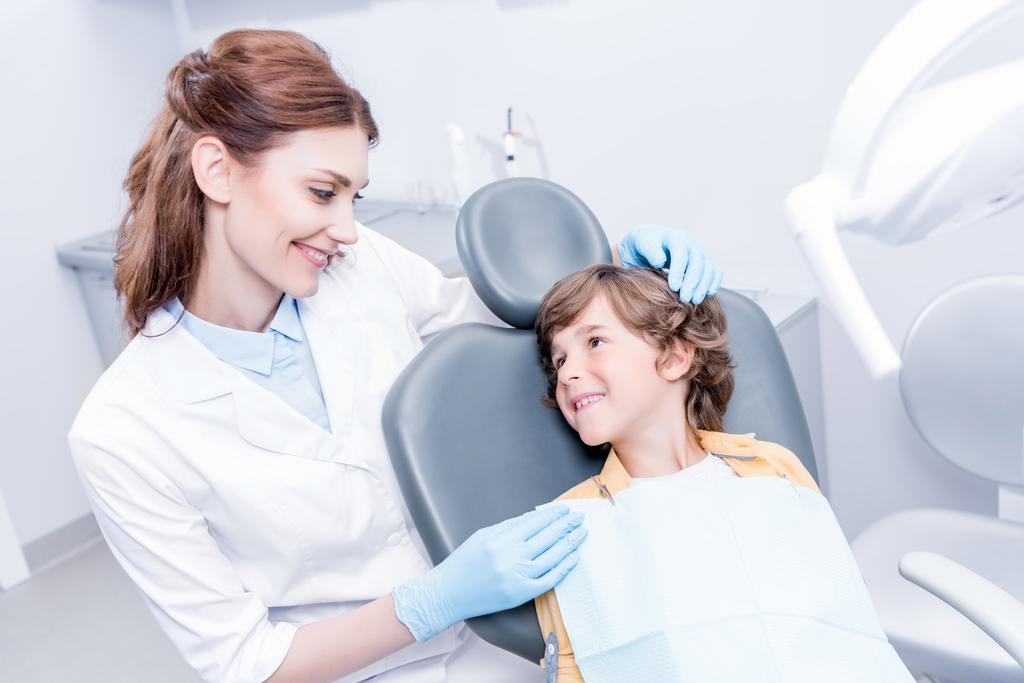 Dentista e Menino
 - Foto, Imagem