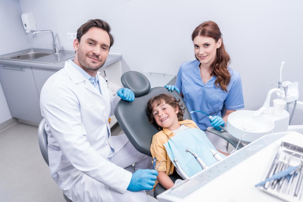kleine jongen en tandartsen - Foto, afbeelding