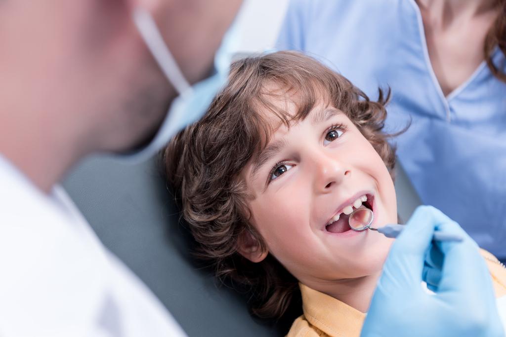 Zahnarzt untersucht Zähne von Patienten - Foto, Bild
