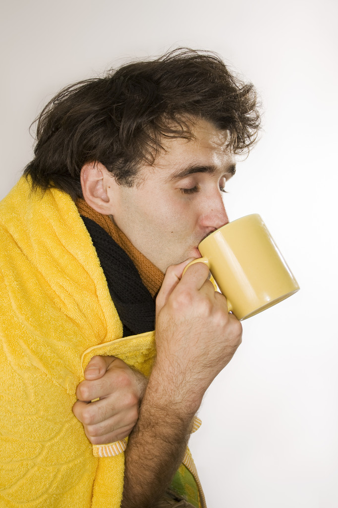 Flunssa. Vaikutusvaltainen mies juo kuumaa teetä
 - Valokuva, kuva