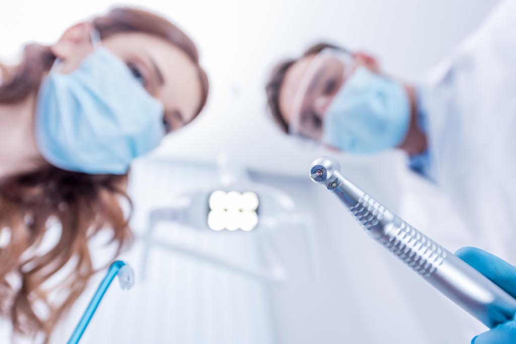 dentisti con attrezzature dentali
 - Foto, immagini