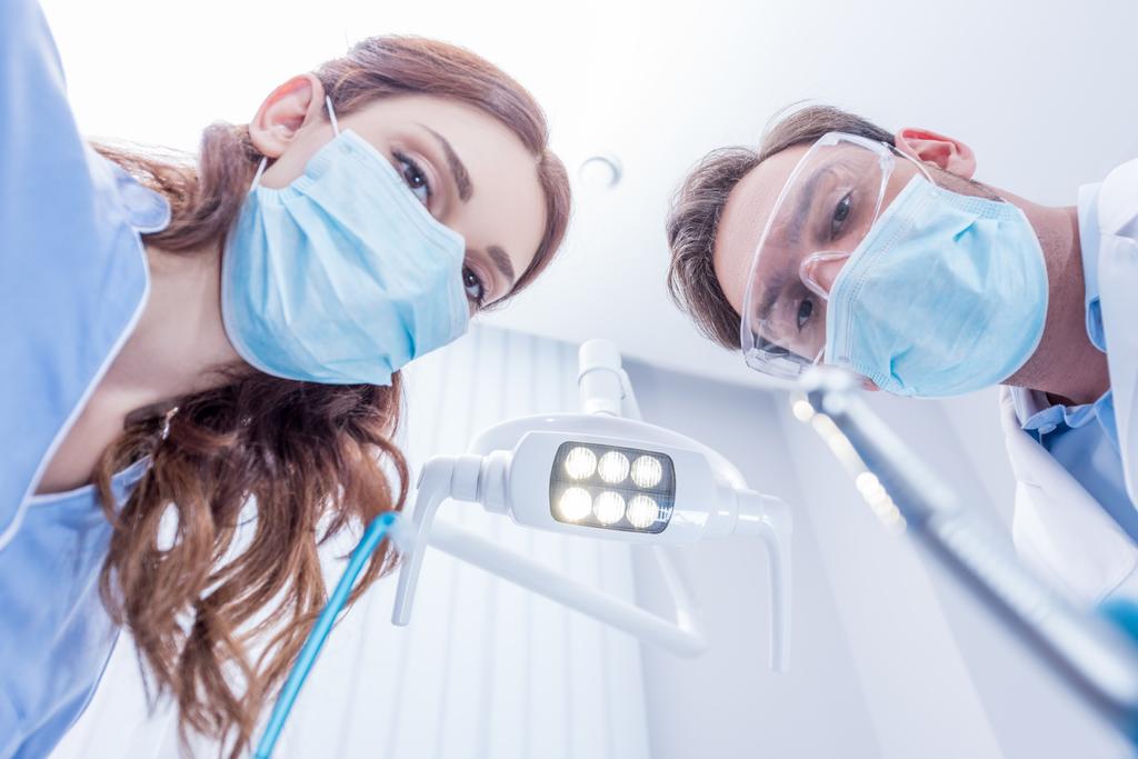 dentistas con equipo dental
 - Foto, Imagen