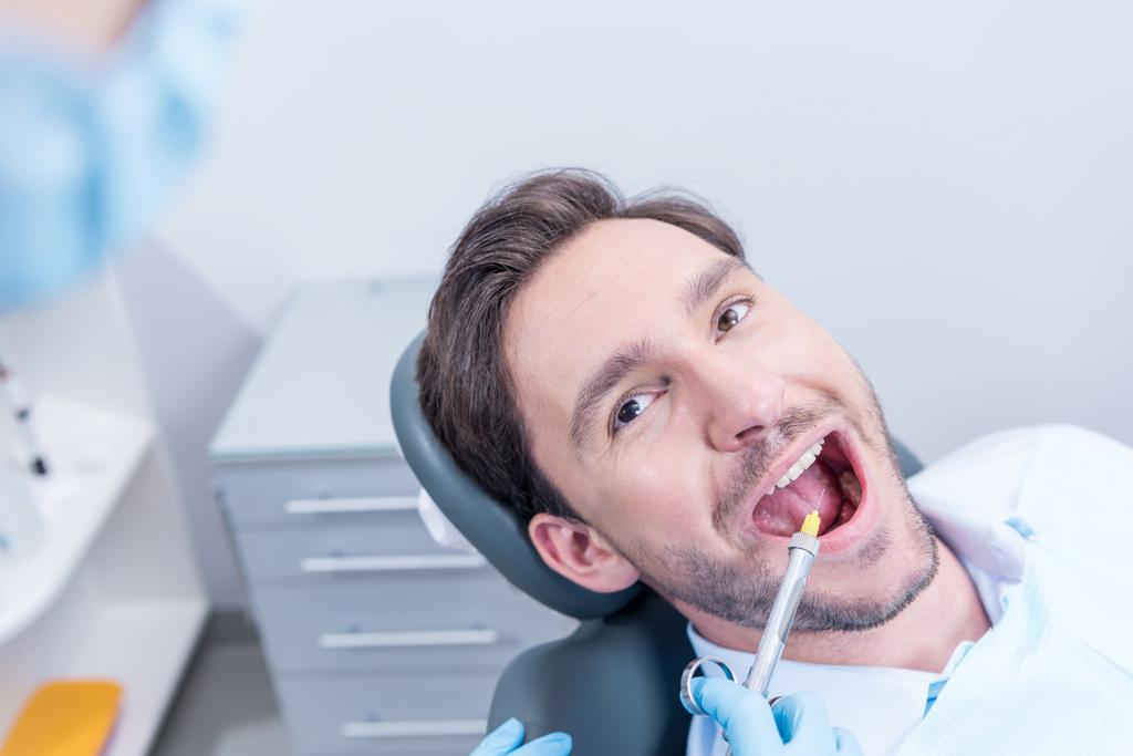 injectie te geven op de narcose tandarts  - Foto, afbeelding