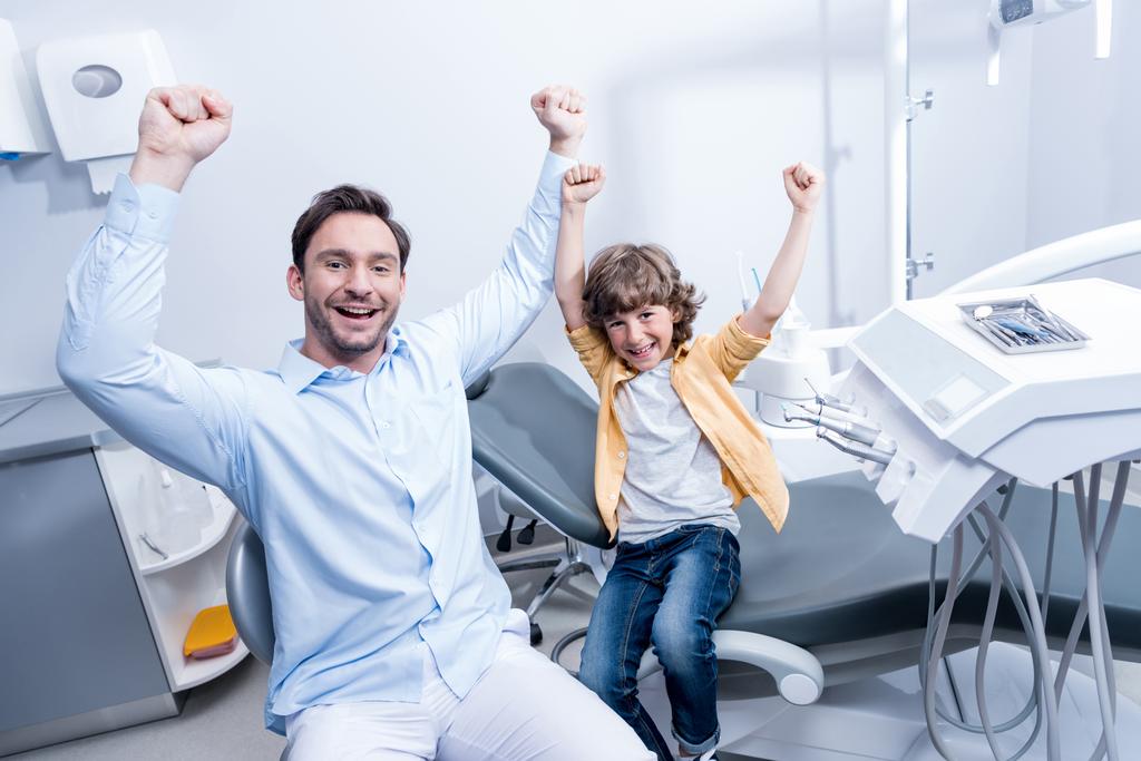 dentista e menino na clínica odontológica
 - Foto, Imagem