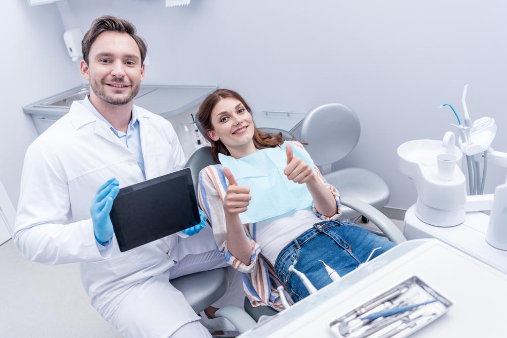 paciente y dentista con comprimido
 - Foto, imagen