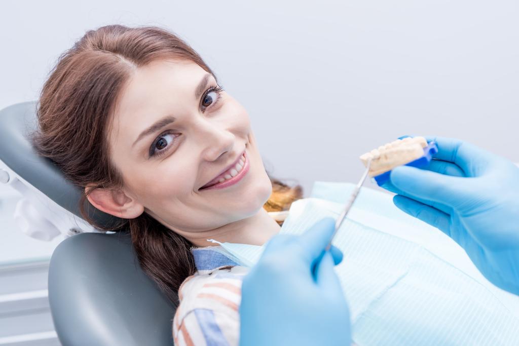 Mujer en clínica dental - Foto, Imagen