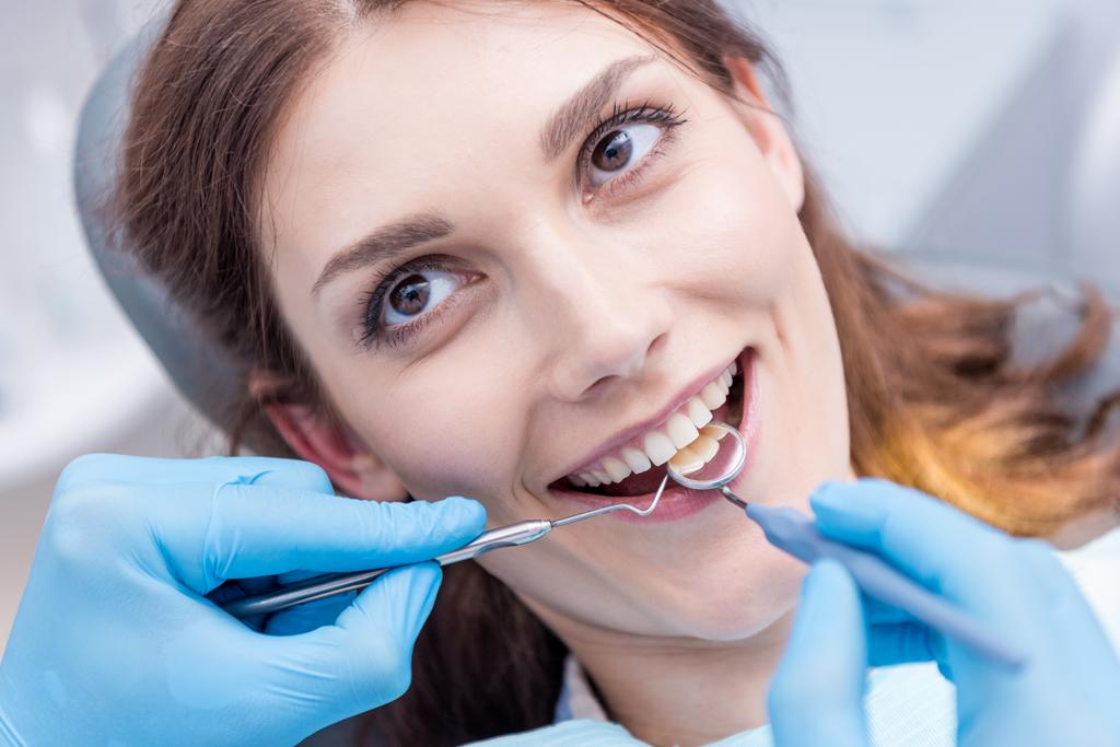 Zahnarzt untersucht Zähne von Patienten - Foto, Bild