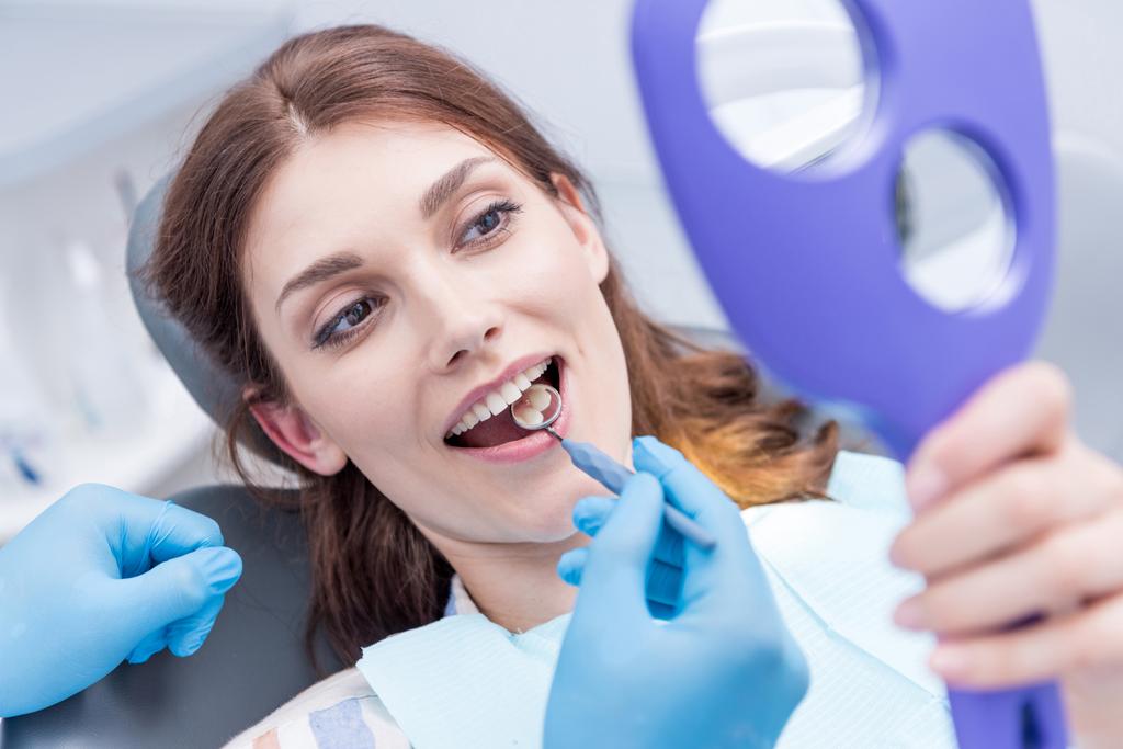 Жінка в стоматологічній клініці
 - Фото, зображення