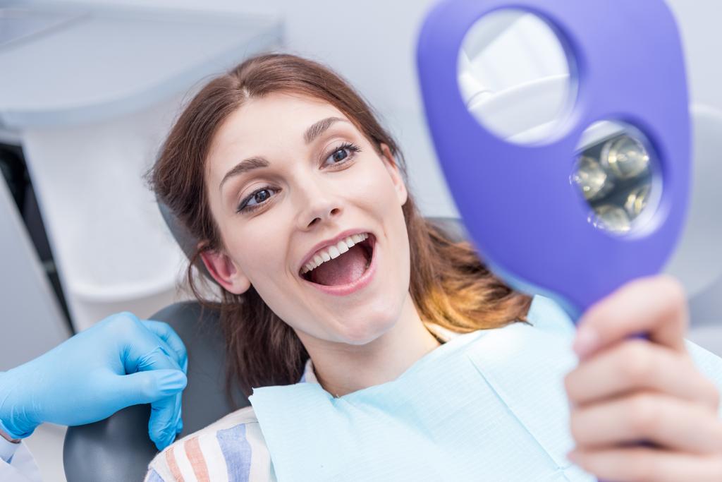 Mujer en clínica dental - Foto, Imagen