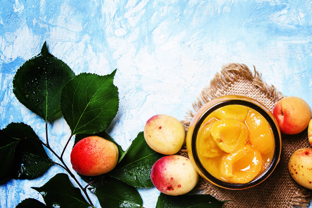 Абрикосове варення в скляній банці та свіжих абрикосах
  - Фото, зображення