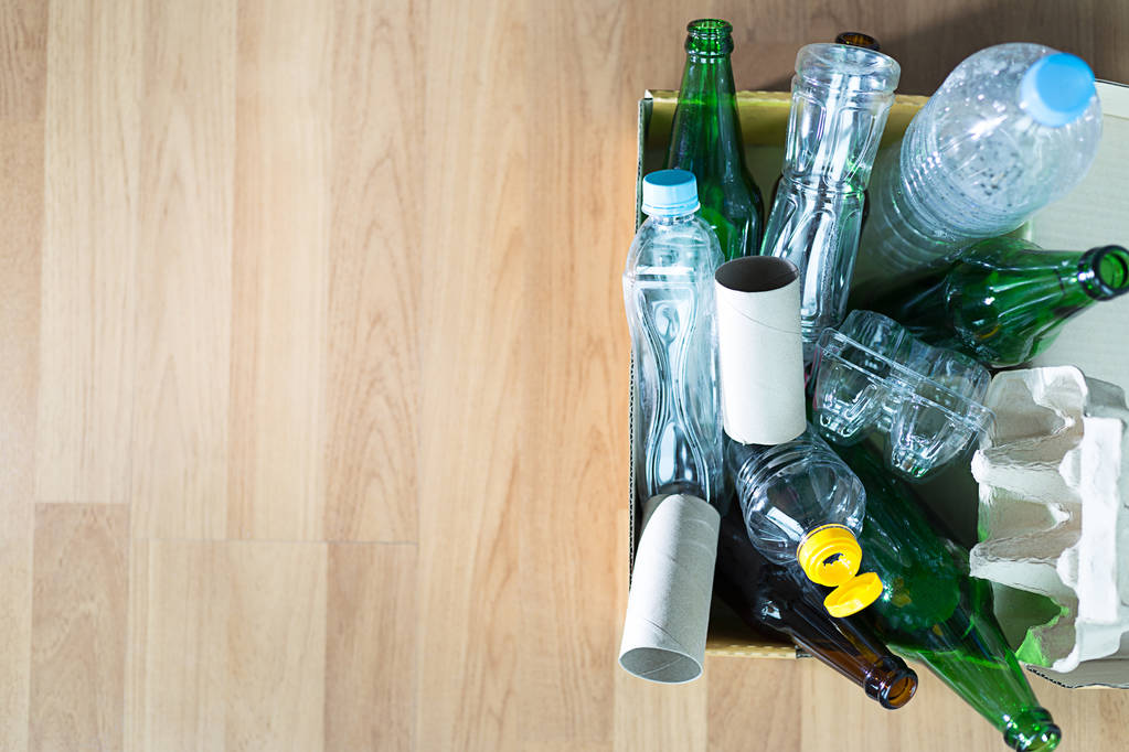 Утилизируемый мусор, состоящий из стекла Экономия пластика Env
 - Фото, изображение