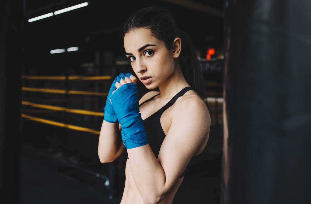 Krásná a fit žena fighter, příprava na boj, nebo školení - Fotografie, Obrázek