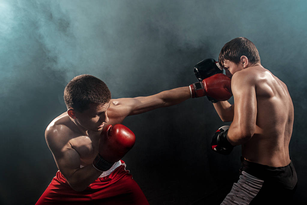 İki profesyonel boksör siyah dumanlı arka planda boks, - Fotoğraf, Görsel
