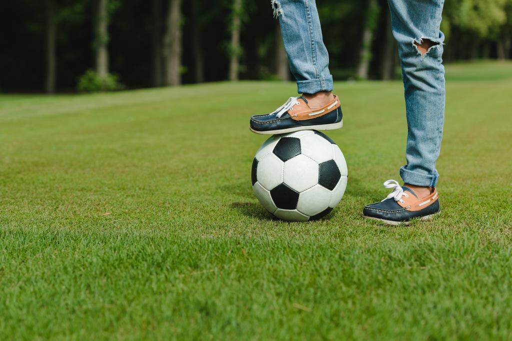 サッカー ボールを持つ子供 - 写真・画像