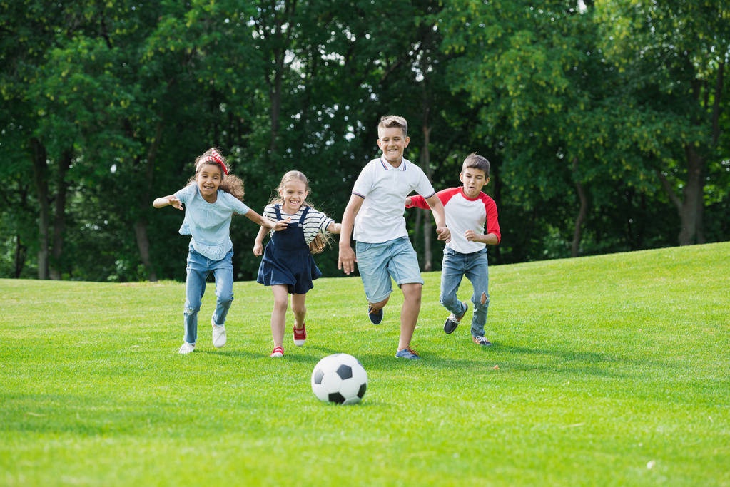 Crianças jogando futebol - Foto, Imagem