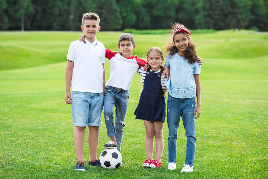 サッカーをする子供たち - 写真・画像