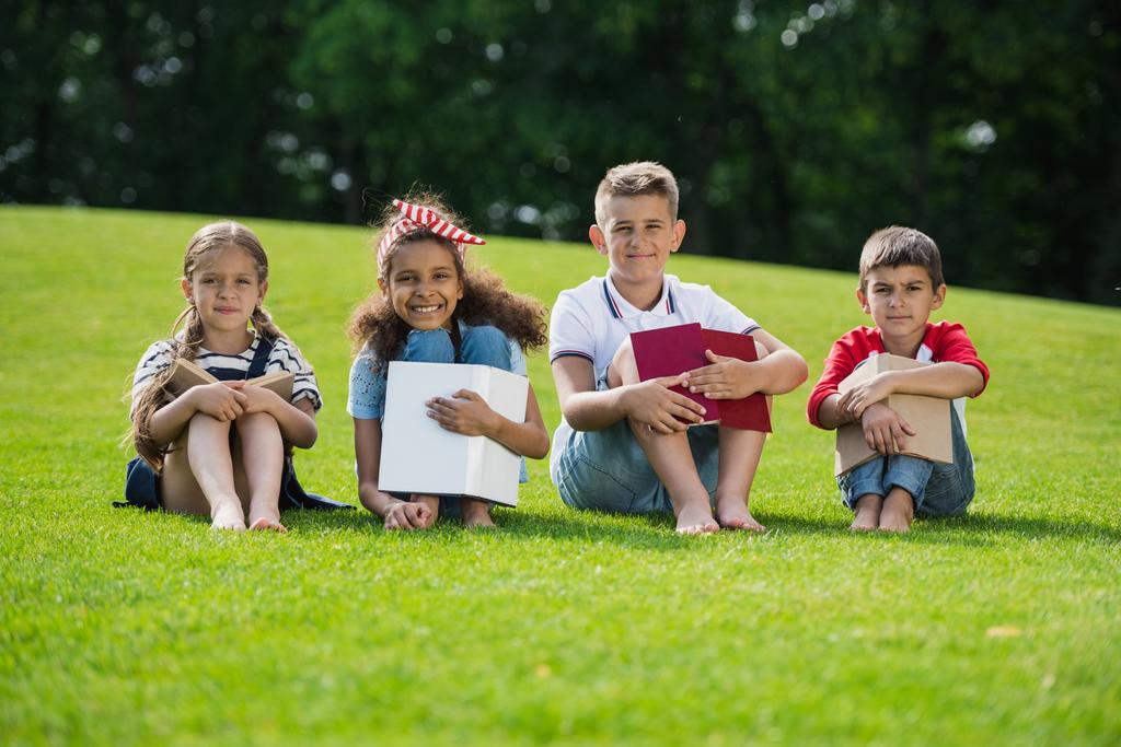 Ανάγνωση βιβλίων στο πάρκο παιδιών - Φωτογραφία, εικόνα