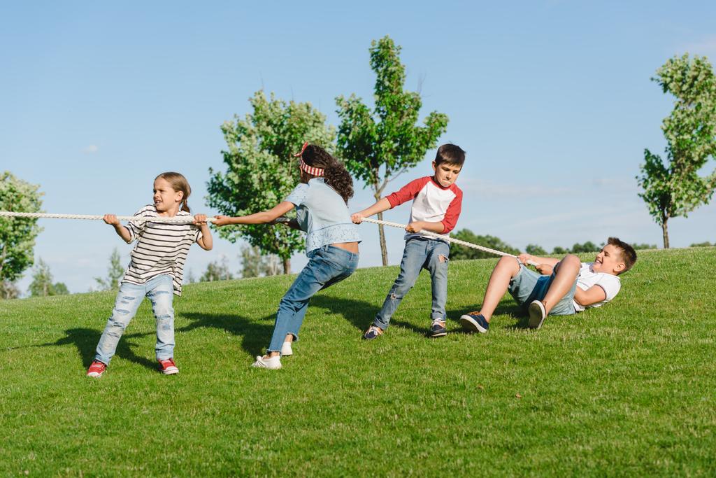 綱引きをしている子供たち - 写真・画像