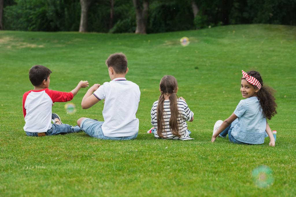 Crianças multiétnicas brincando no parque
 - Foto, Imagem