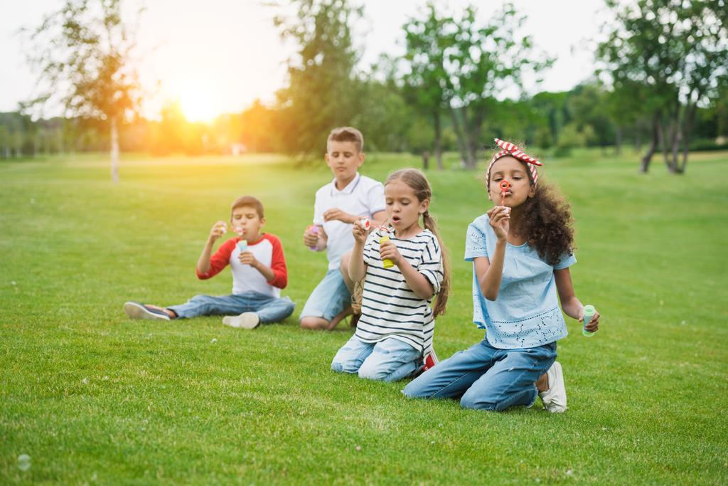 Дети разных национальностей играют в парке
 - Фото, изображение
