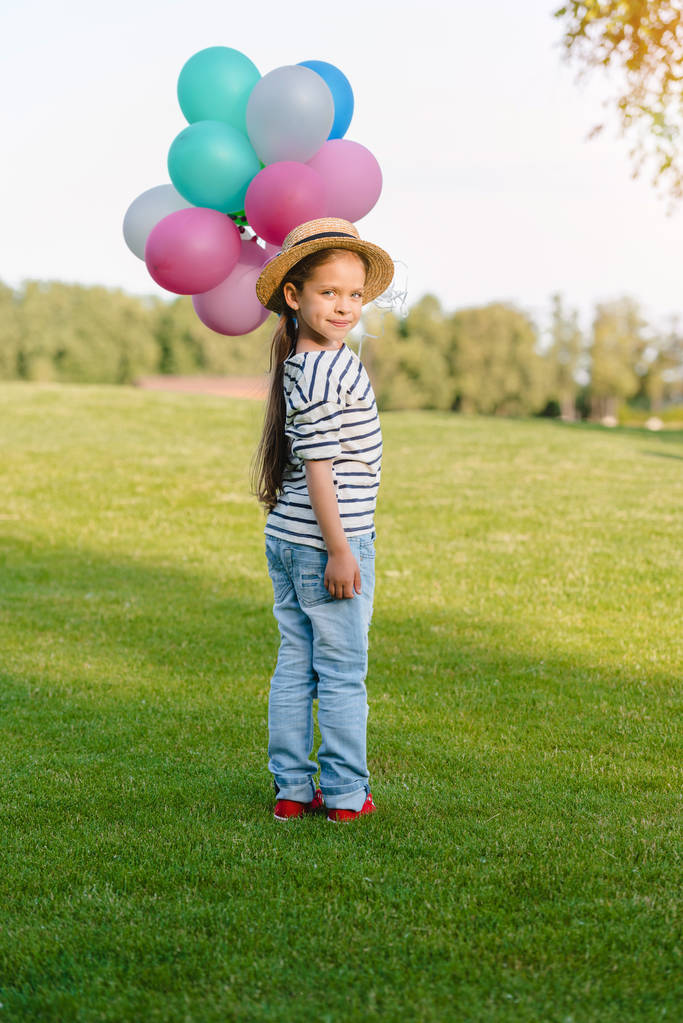 dziewczyna z kolorowych balonów w parku - Zdjęcie, obraz