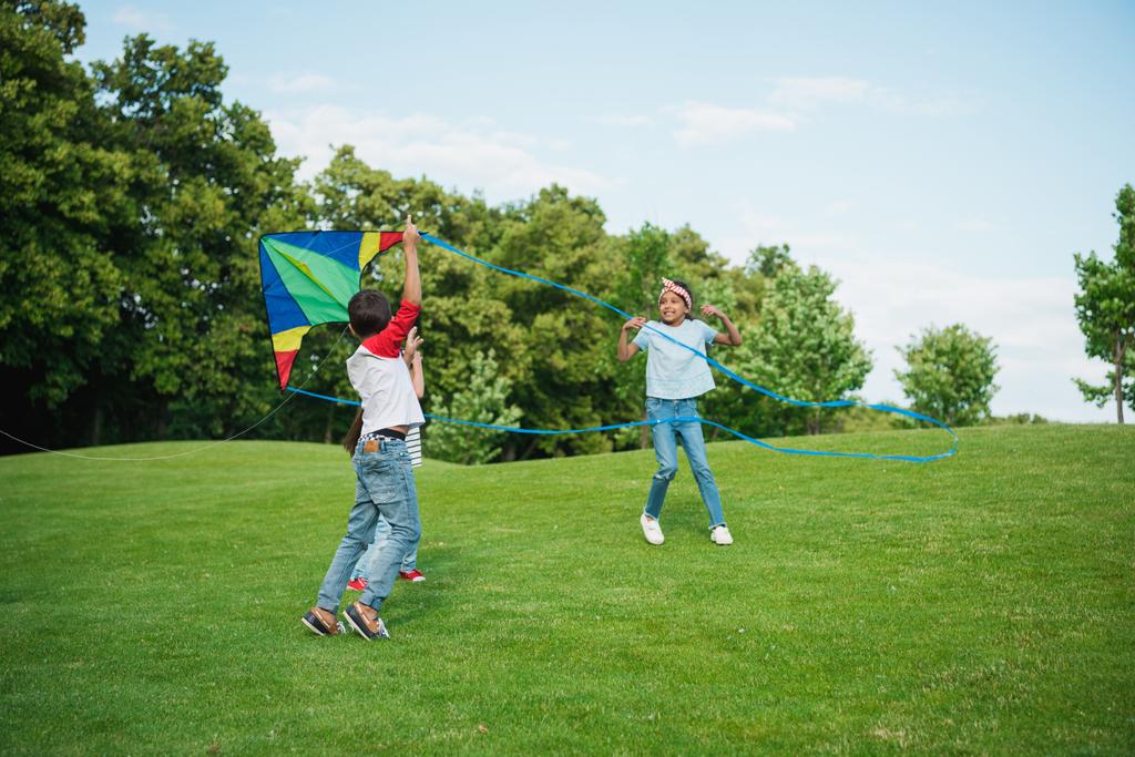 Dzieci bawiące się z latawcem - Zdjęcie, obraz