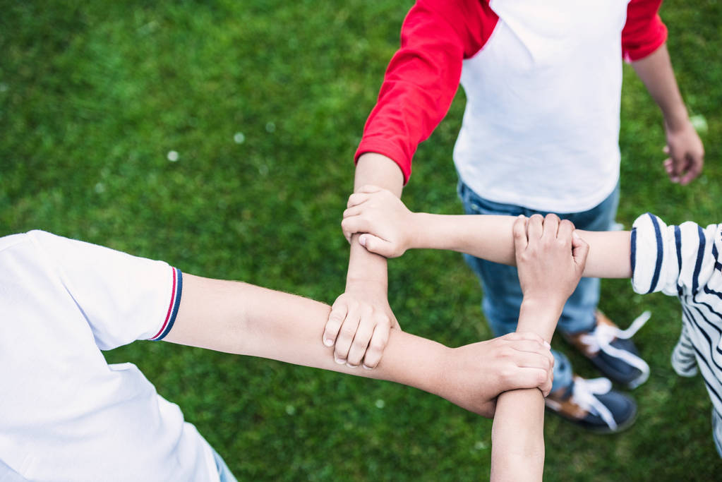 Дети держатся за руки
 - Фото, изображение