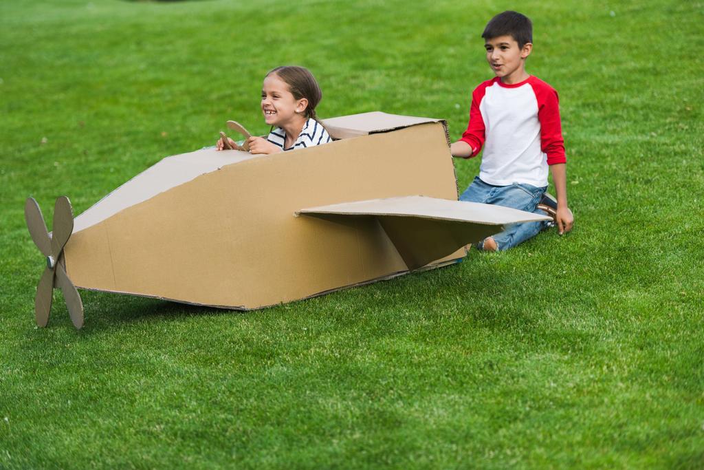 Çocuklar oyuncak uçak ile oyun - Fotoğraf, Görsel