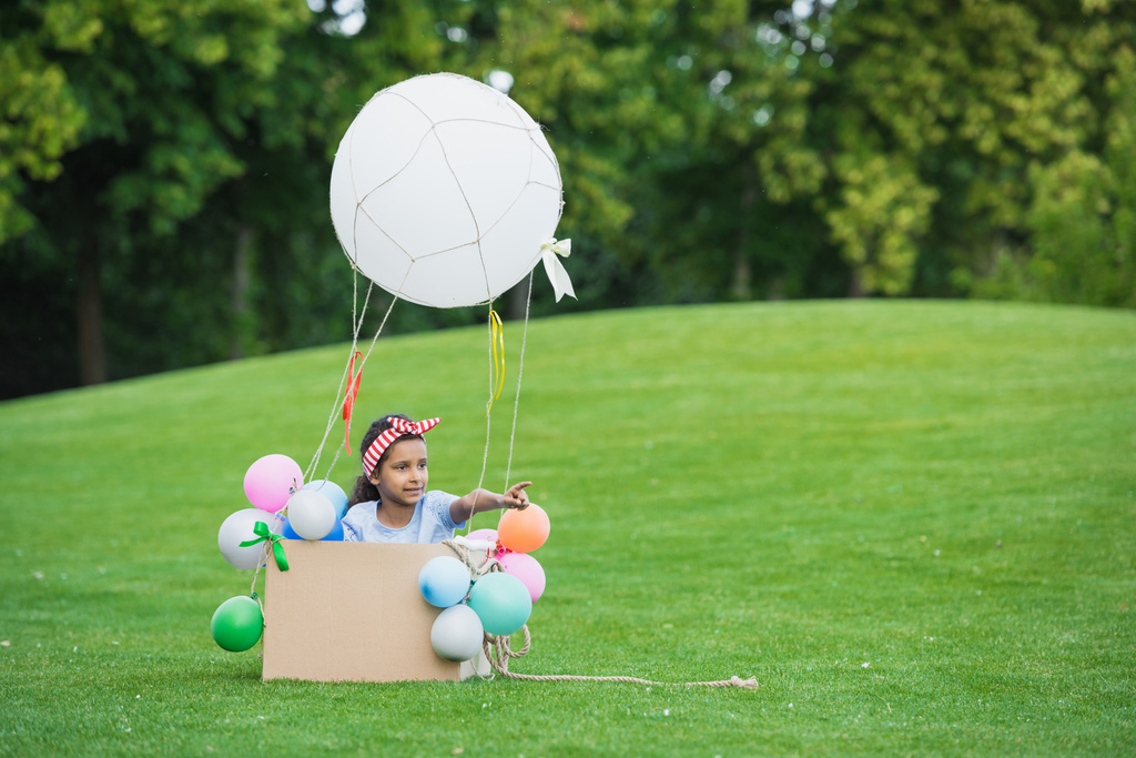 Chica en globo de aire caliente
 - Foto, Imagen