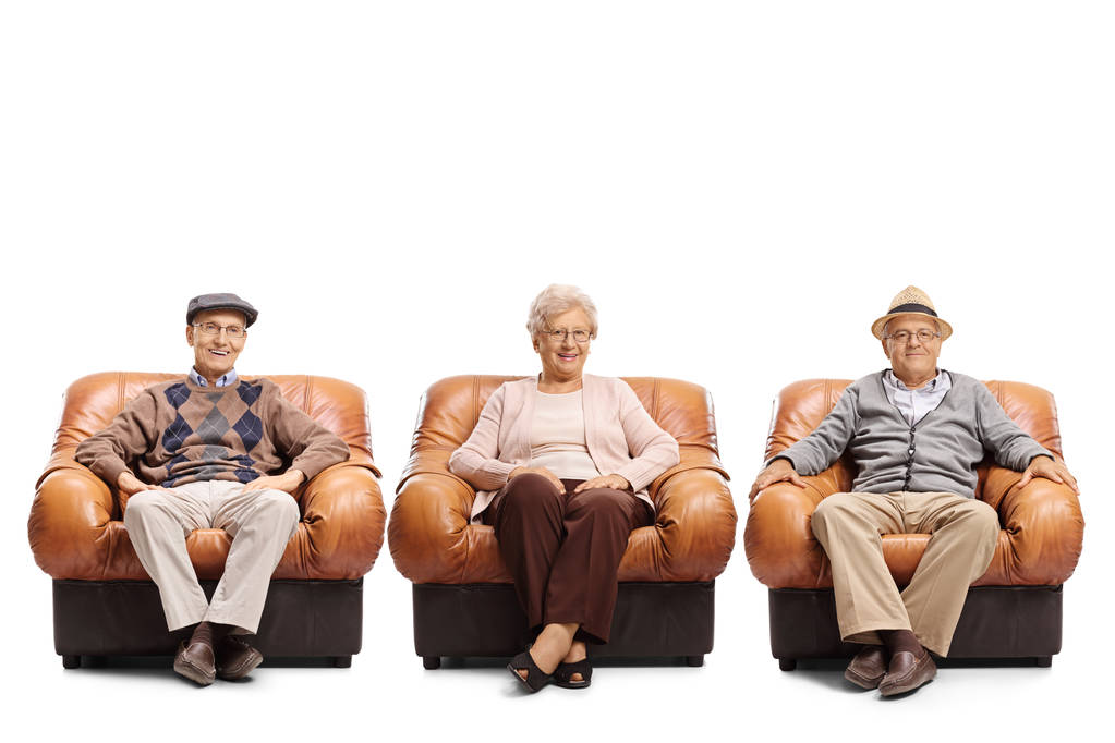 ancianos y mujeres sentados en sillones de cuero
 - Foto, imagen