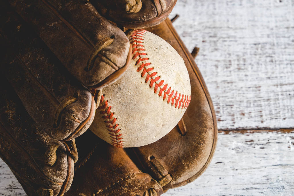 παλιά μπέιζμπολ και γάντι σε ξύλινο φόντο με φίλτρο εφέ ρετρό vintage στυλ - Φωτογραφία, εικόνα