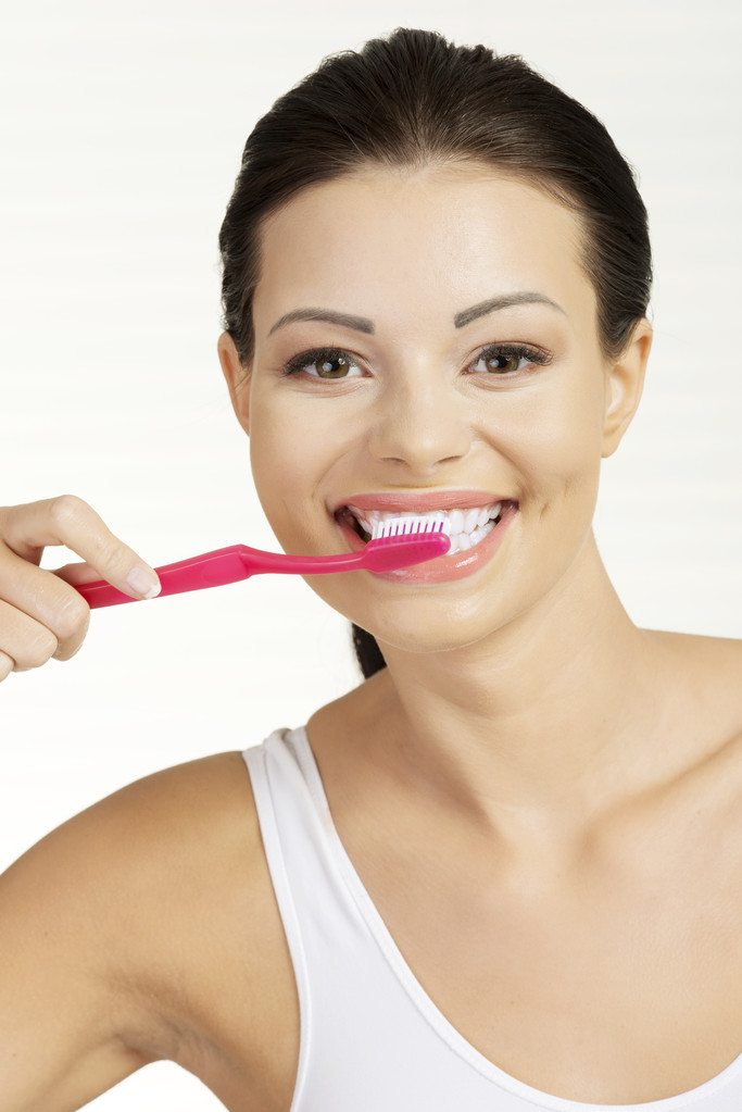 γυναίκα που κρατά την οδοντόβουρτσα, απομονωμένη - Φωτογραφία, εικόνα