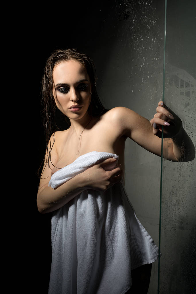 Сексуальная девушка, завернутая в полотенце после душа
 - Фото, изображение