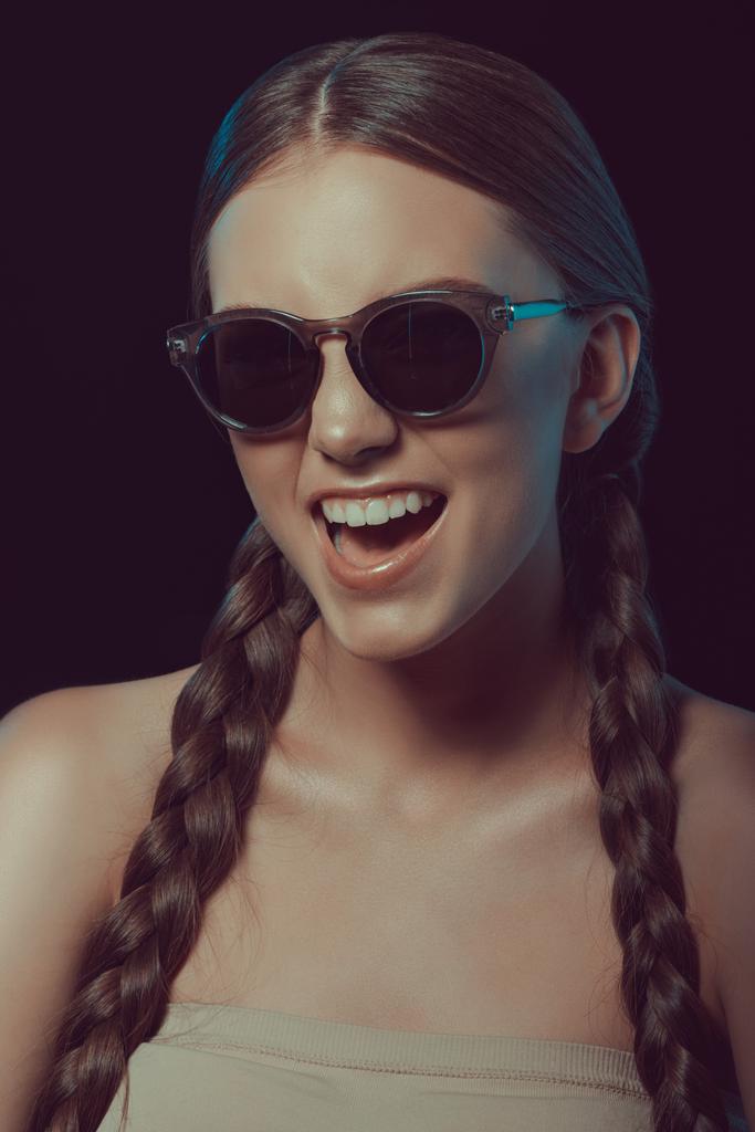 Onnellinen nainen aurinkolaseissa
 - Valokuva, kuva