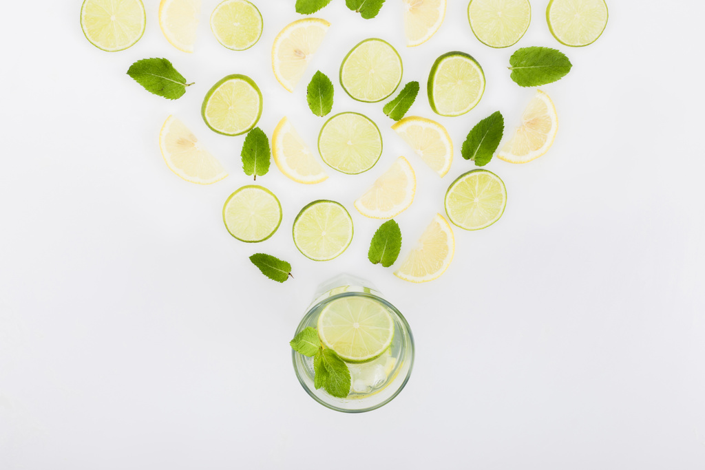 bebida de verão com citrinos e hortelã
 - Foto, Imagem