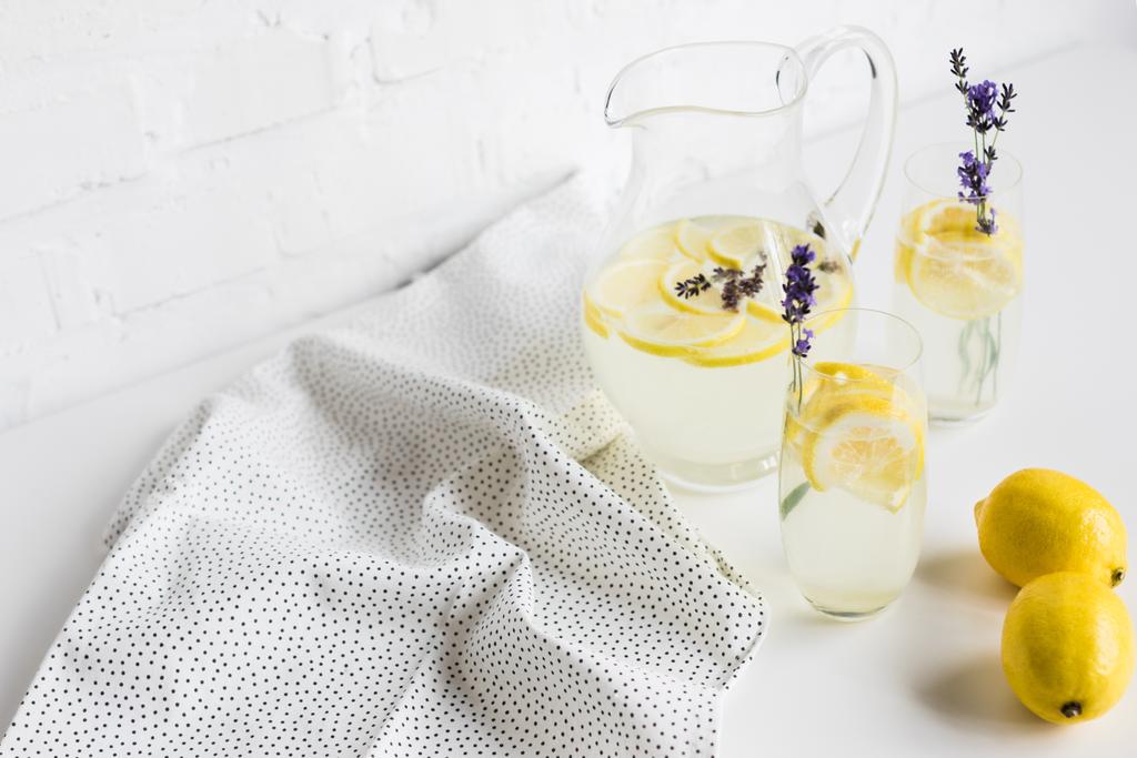limonade in glazen en jar - Foto, afbeelding